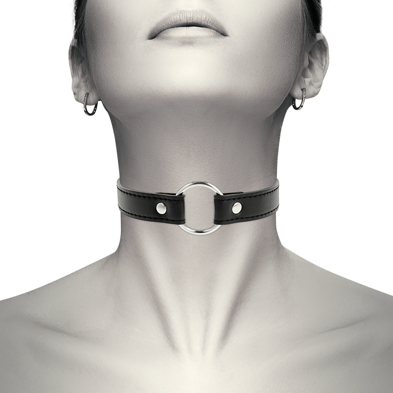 Collier ras-du-cou Coquette en cuir vegan noir porté, anneau central au milieu du cou